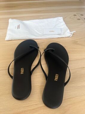 TKEES Black Thin-Strap Leather Flip Flops